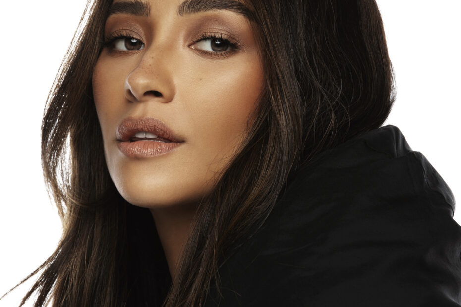 Shay Mitchell Eats These 5 Things To Melt Belly Fat